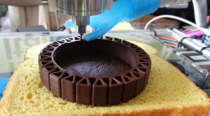 chocolate 3d printing with chocolate being extruded