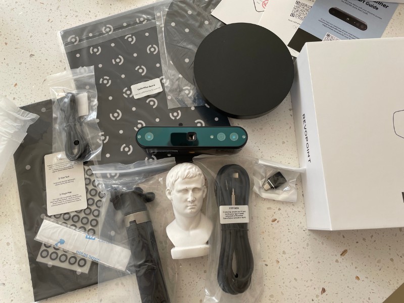 The accessories that come with the Revopoint Inspire 3D scanner.